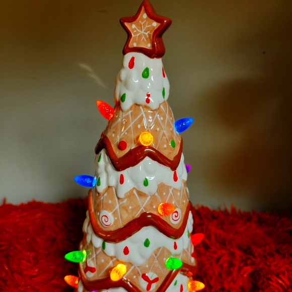 Holiday Nwt Peppermint Square Ceramic Light Up Gingerbread Light Up Tree 1 Inches Tall Poshmark